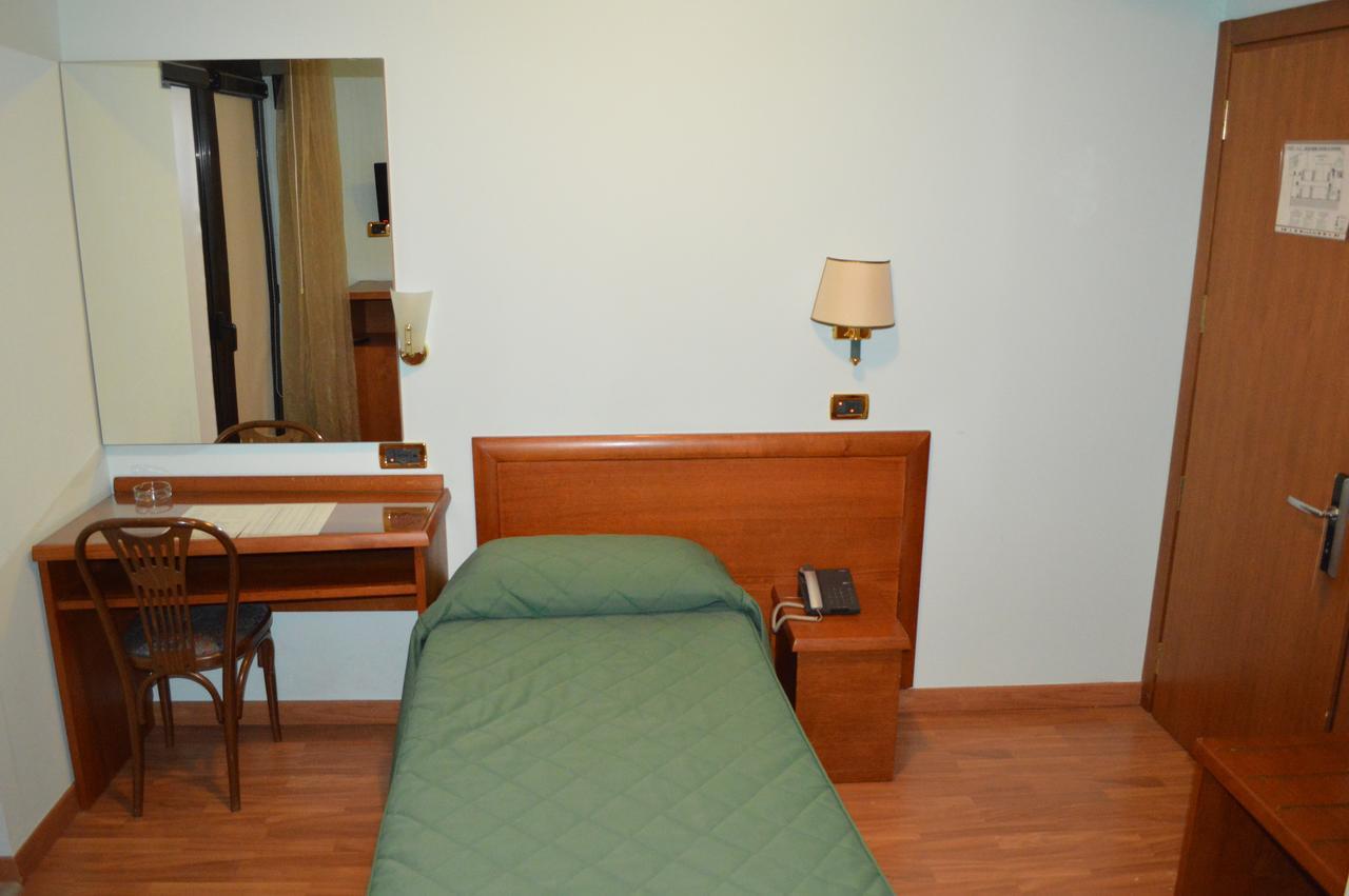 Canadian Hotel ลาควิลา ภายนอก รูปภาพ