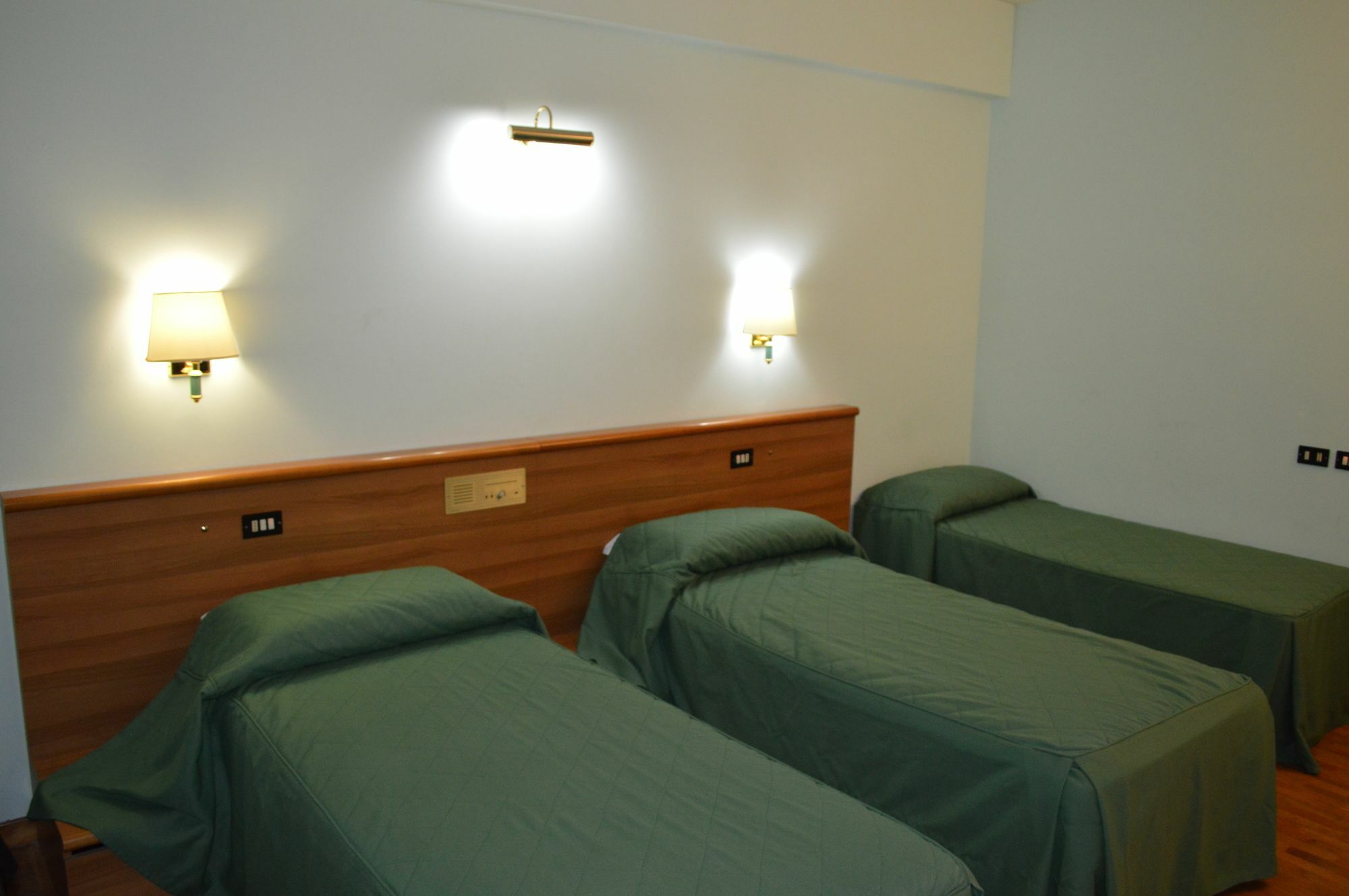 Canadian Hotel ลาควิลา ภายนอก รูปภาพ